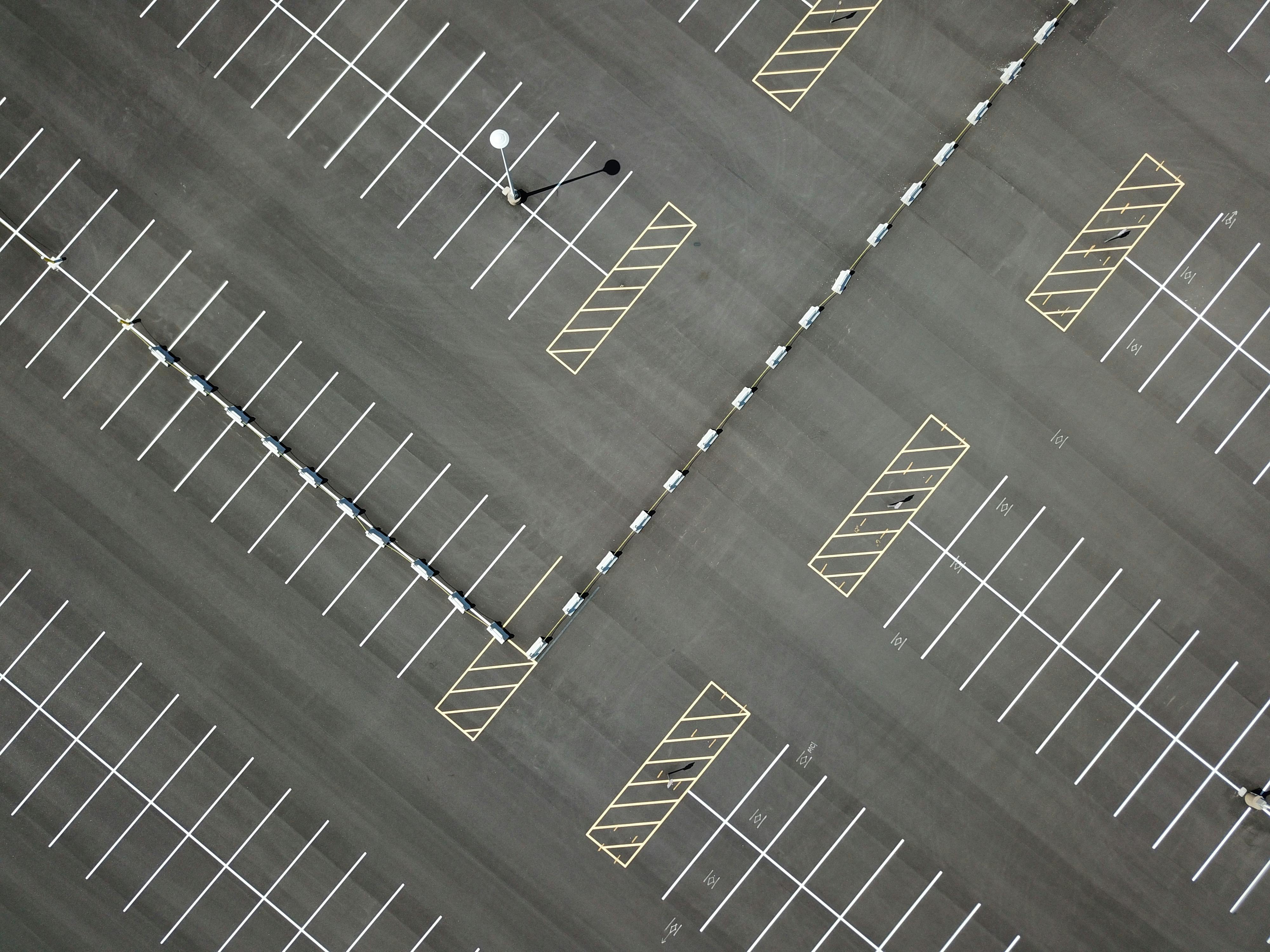 Leerer Parkplatz als Kontrastbild